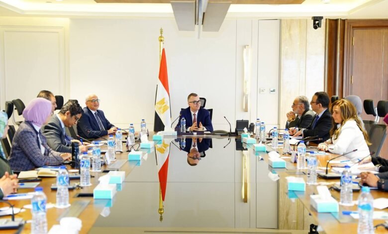 وزير-التخطيط-يعقد-اجتماعًا-مع-قيادات-الوزارة-لمتابعة-موقف-الخطة-السنوية