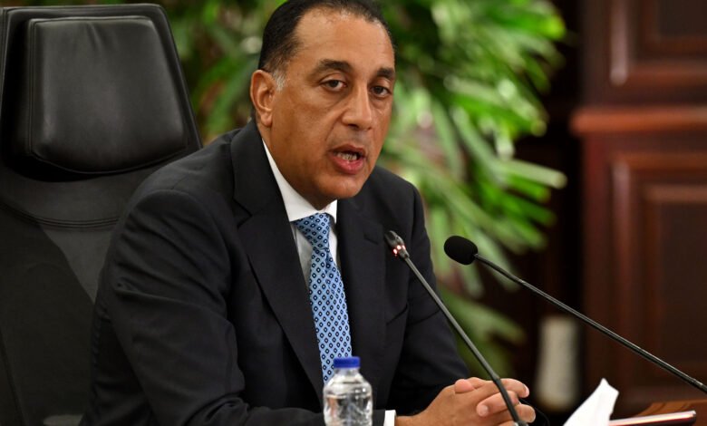 الحكومة-تقرر-إغلاق-المحال-والمولات-عند-9-مساءً-وتدرس-تطبيق-نظام-العمل