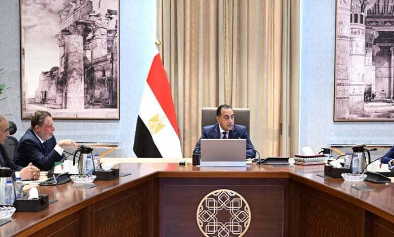 رئيس-الوزراء-يجتمع-مع-محافظ-البنك-المركزي-ووزير-المالية-لاستعراض-عددٍ-من-الملفات