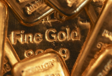 الذهب-يغلق-مرتفعًا-1.5%-مع-تراجع-الدولار-وعوائد-السندات-الأمريكية